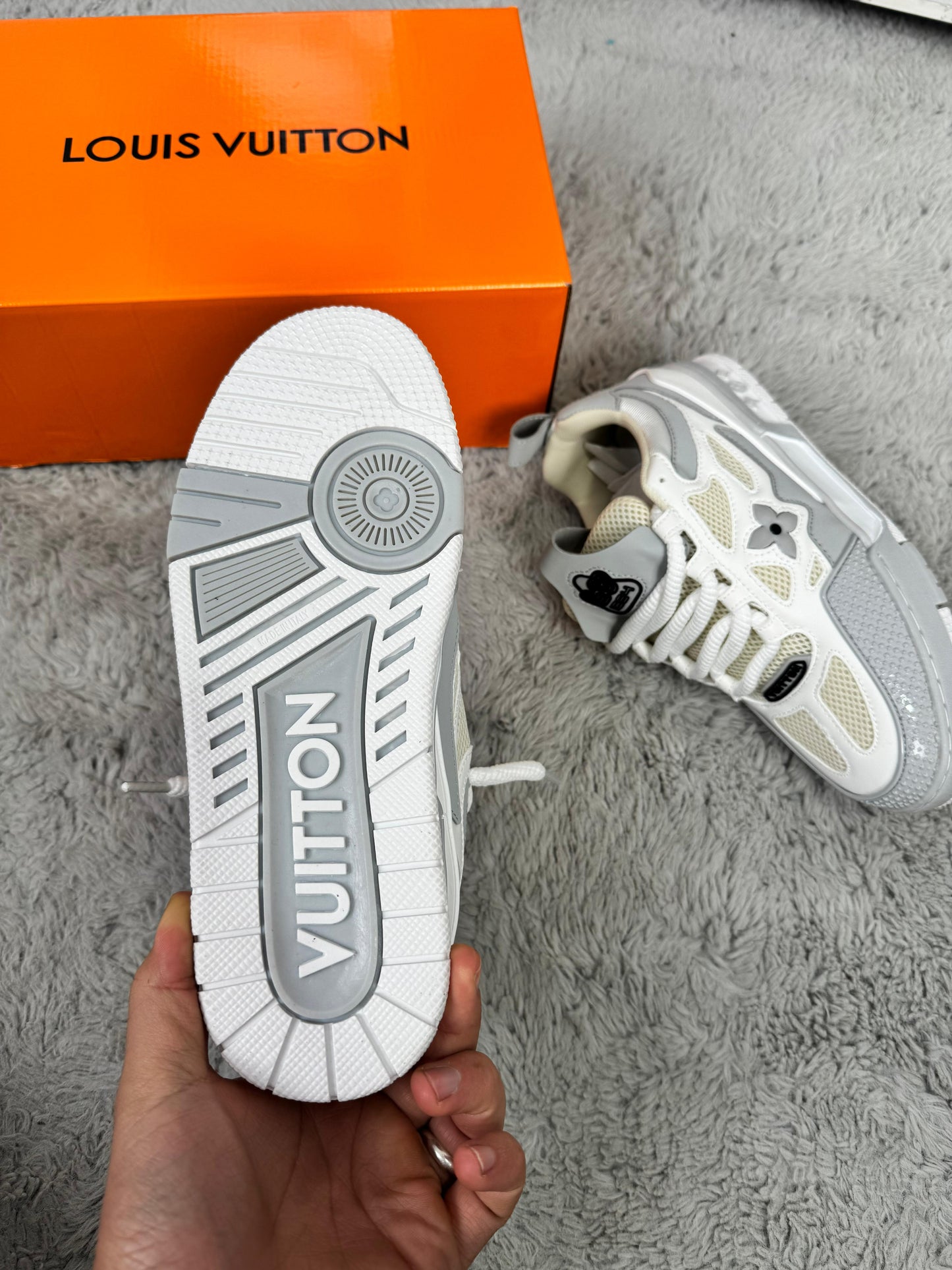 Louis vuitton SKATE 2025 gris y blanco