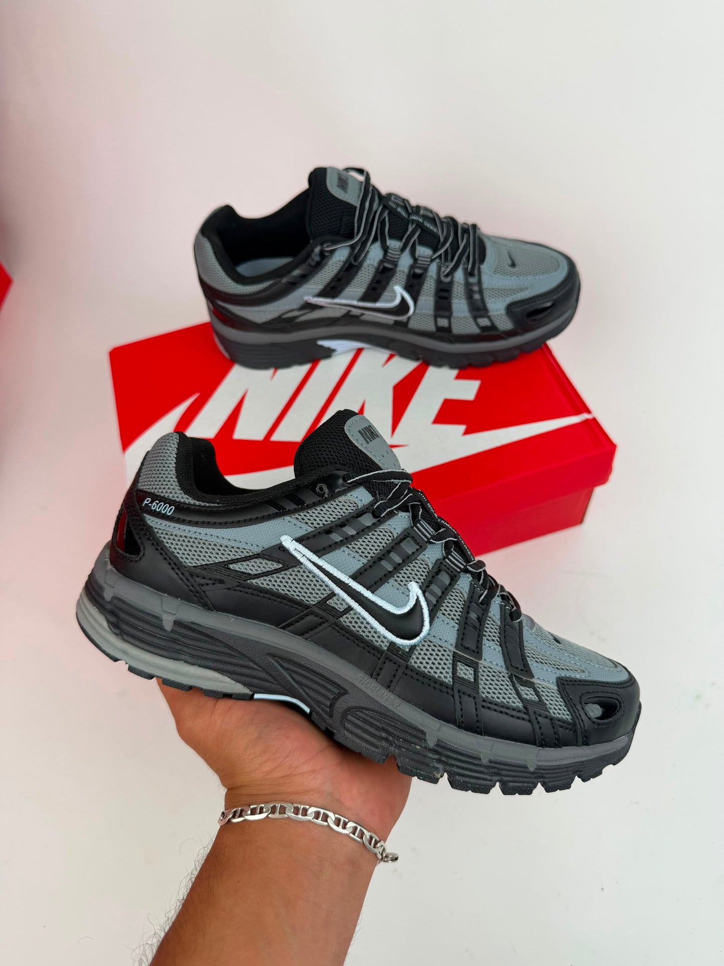 Nike P-6000 negras y grises logo negro contorno azul