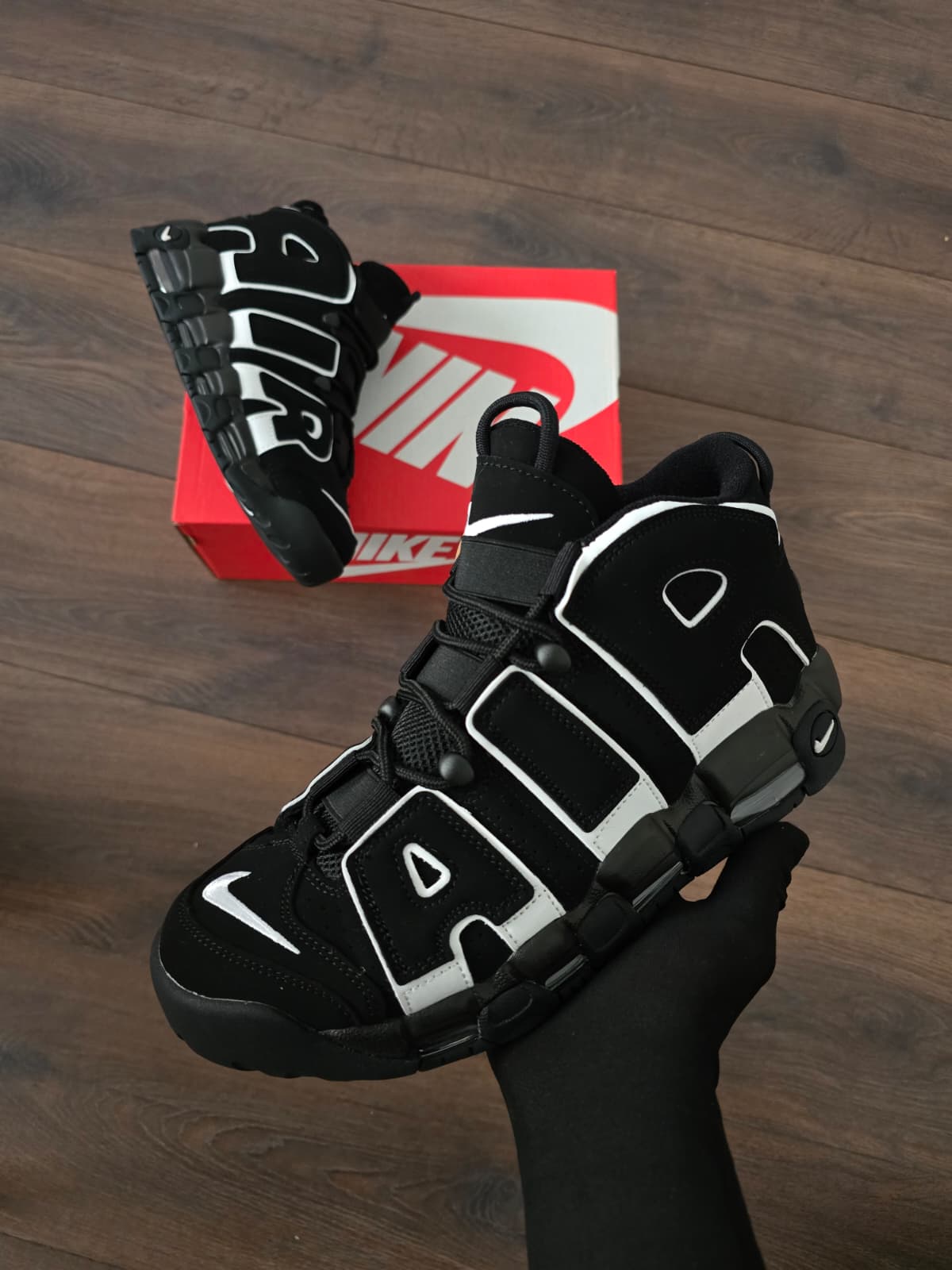 Uptempo negra logo blanco