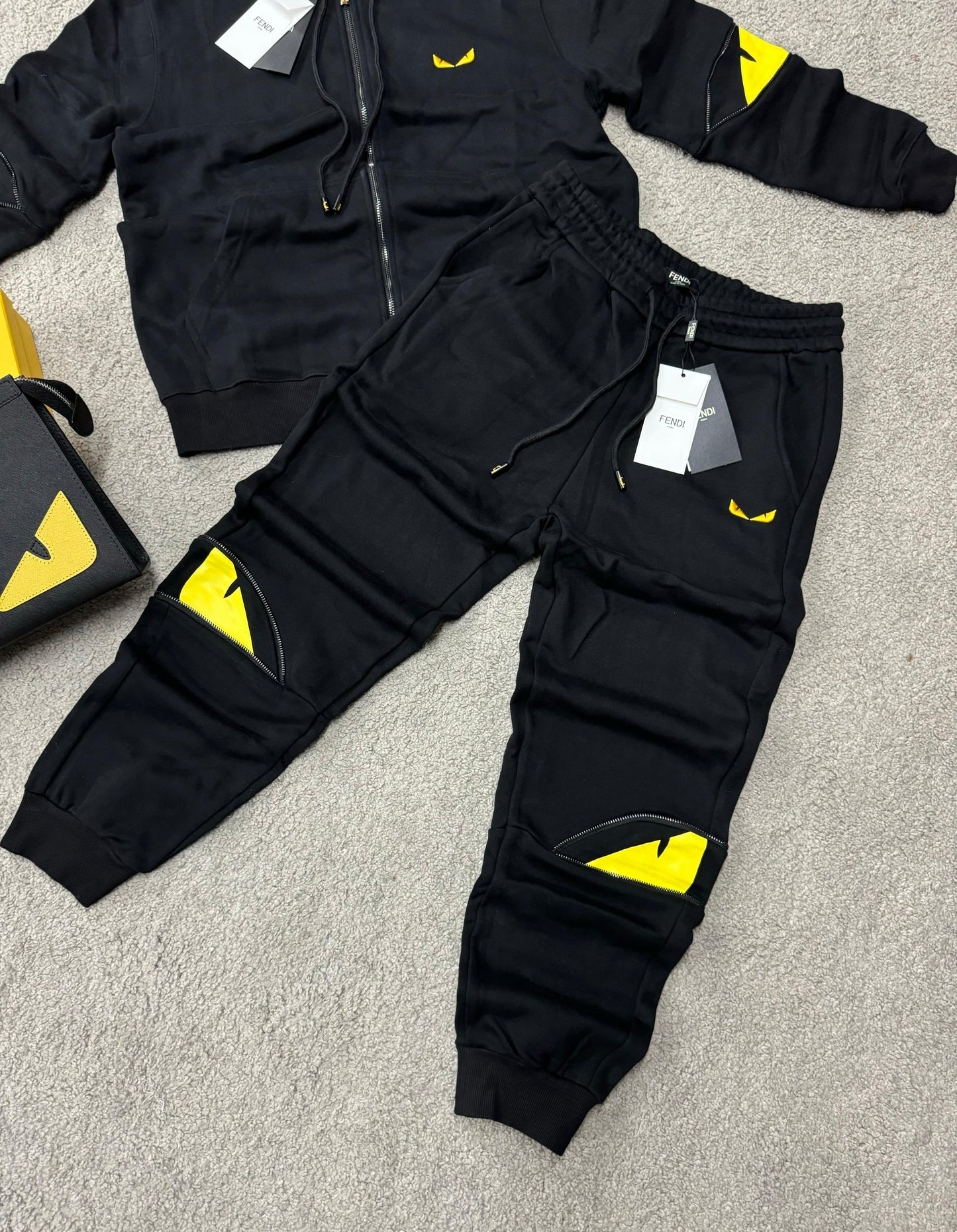 Chandal fendi negro logo amarillo