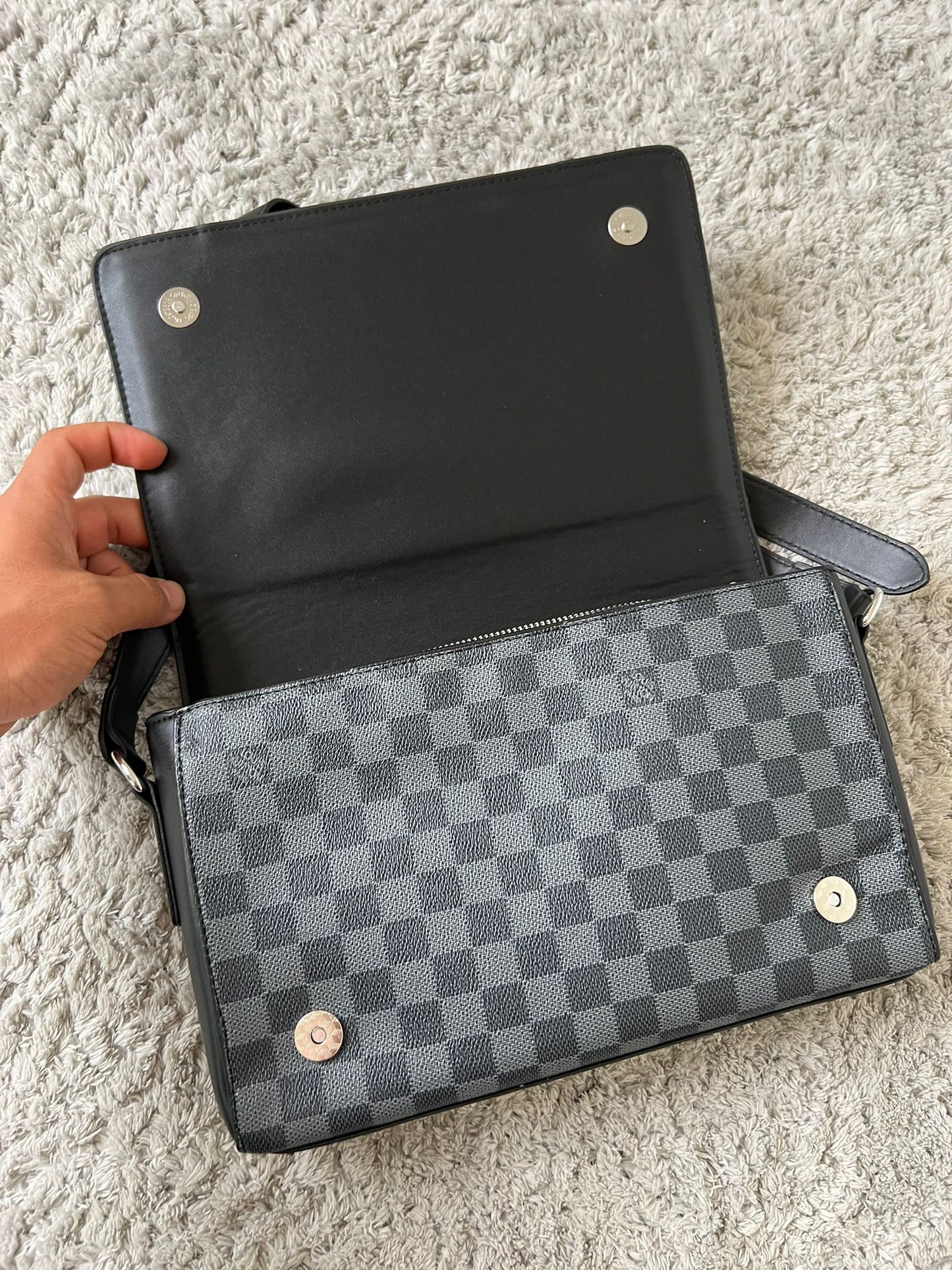 Bolso LV negro logo dorado