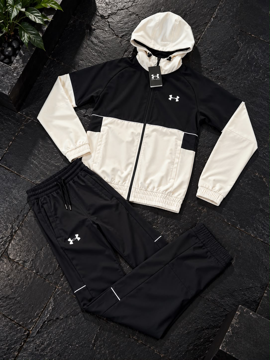Chandal Under Armour blanco y negro