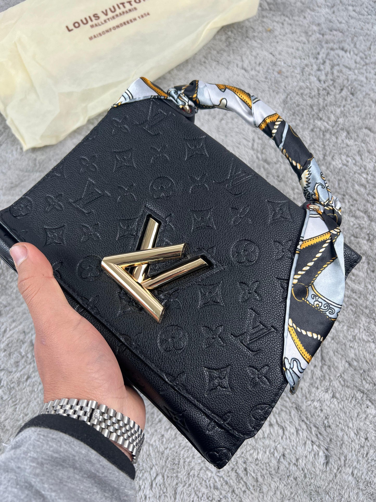 BOLSO LV negro logo dorado