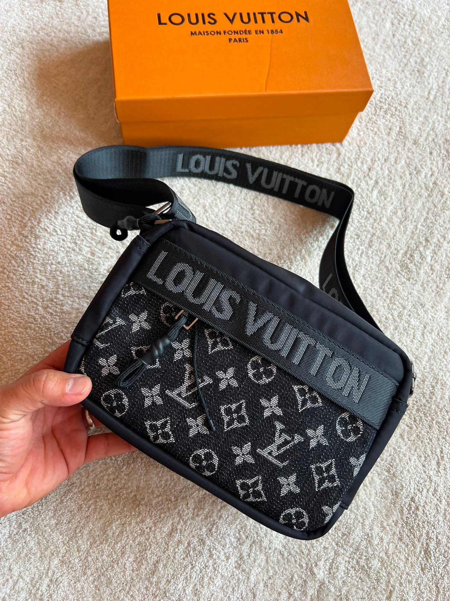 Bandolera Hombre LV negra logo blanco
