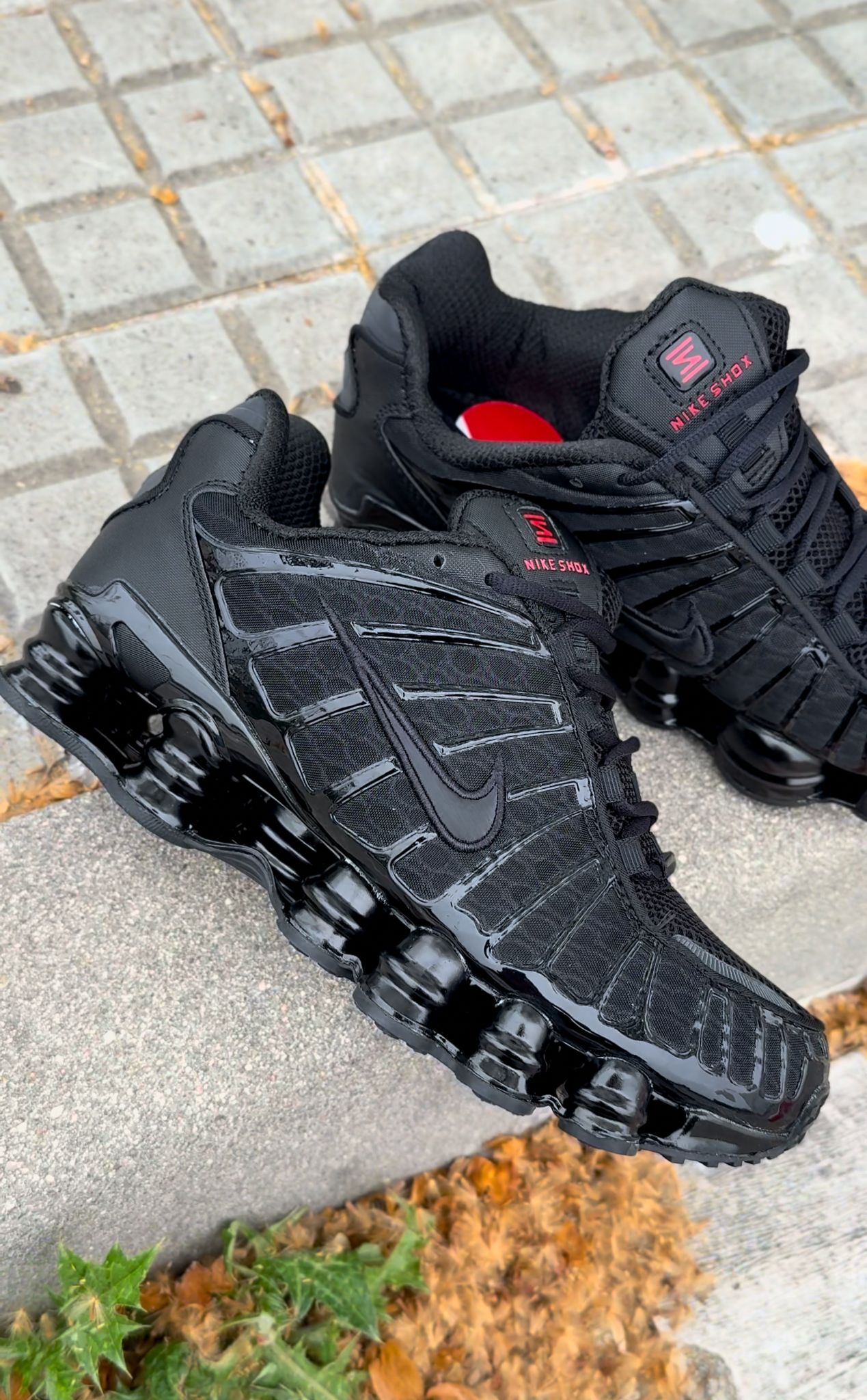 Shox negras detalles rojos