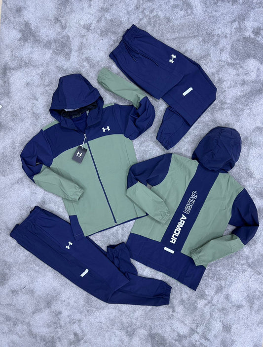 Chandal under armour azul marino y verde bosque logo blanco