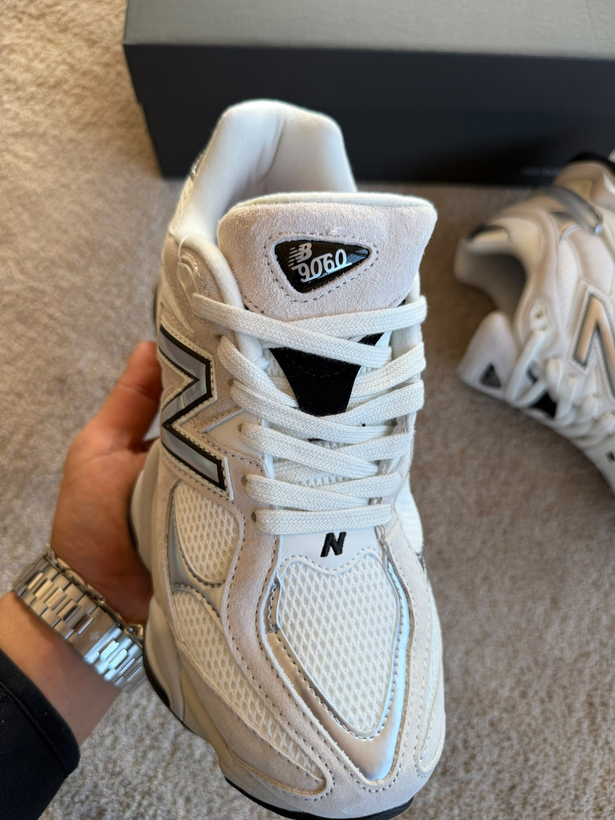 New Balance 9060 crema logo plateado