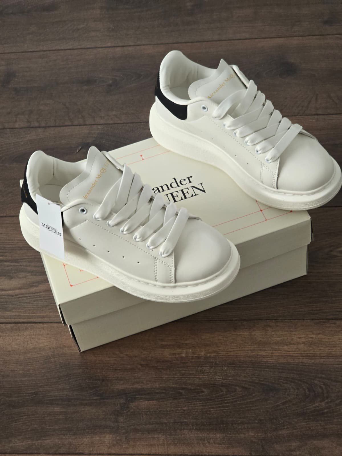 Alexander mcqueen blanca trasero negro