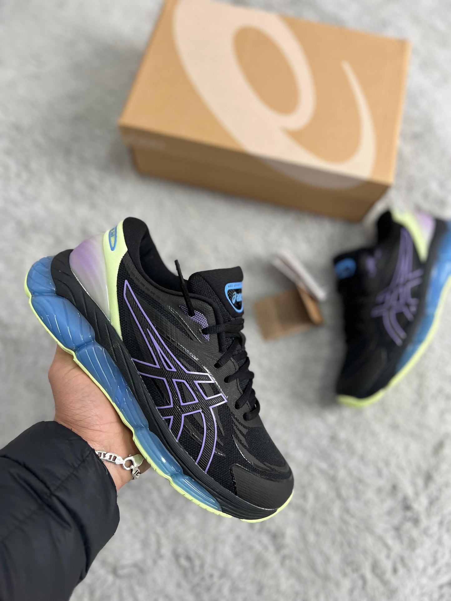 ASICS GEL quantum 360 negras y moradas detalles azules