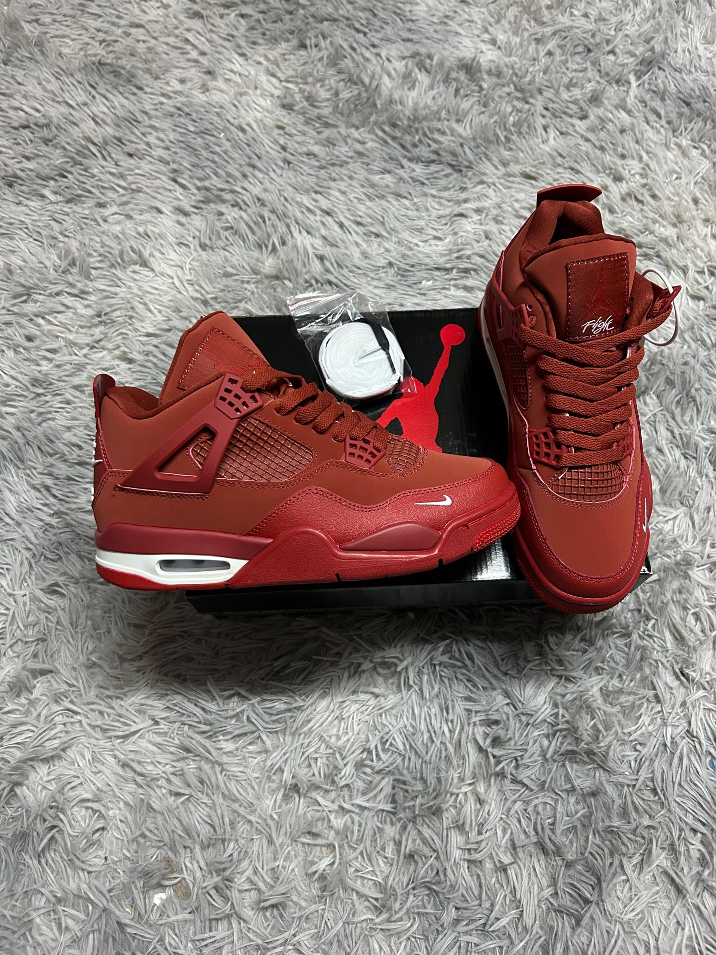 JORDAN 4 rojas detalles blancas