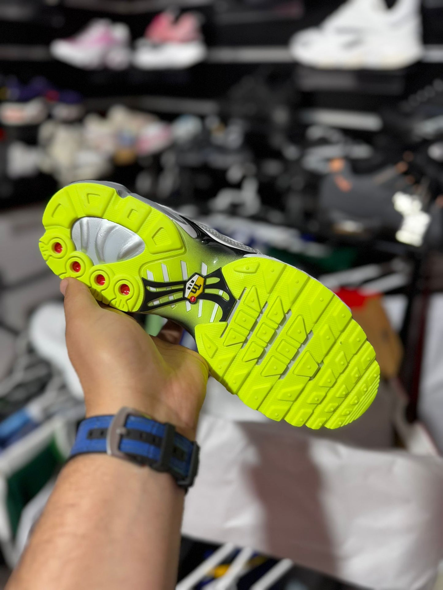 Nike tn blancas logo negro contorno blanco detalles fluor