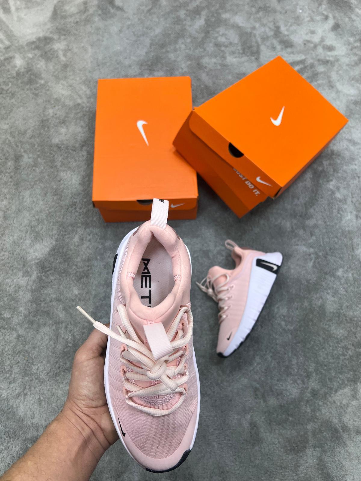Nike Free Metcon rosa logo negro
