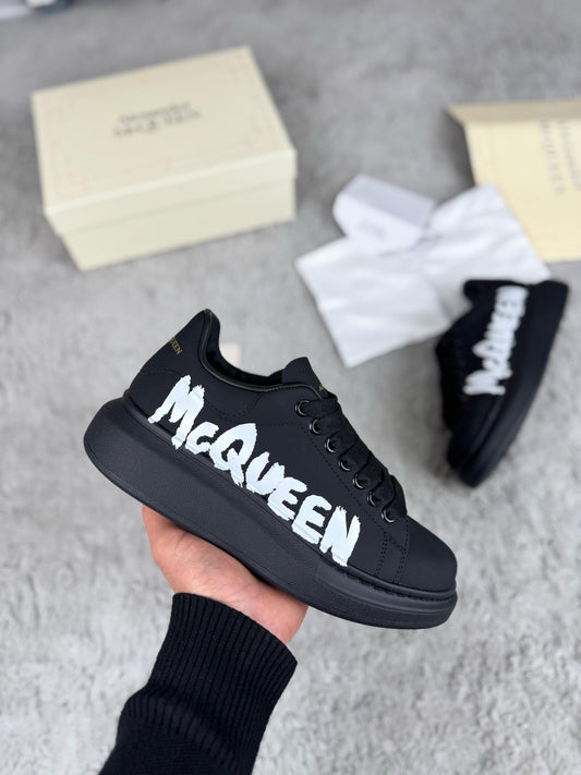 Alexander Mcqueen negras logo blanco graffiti