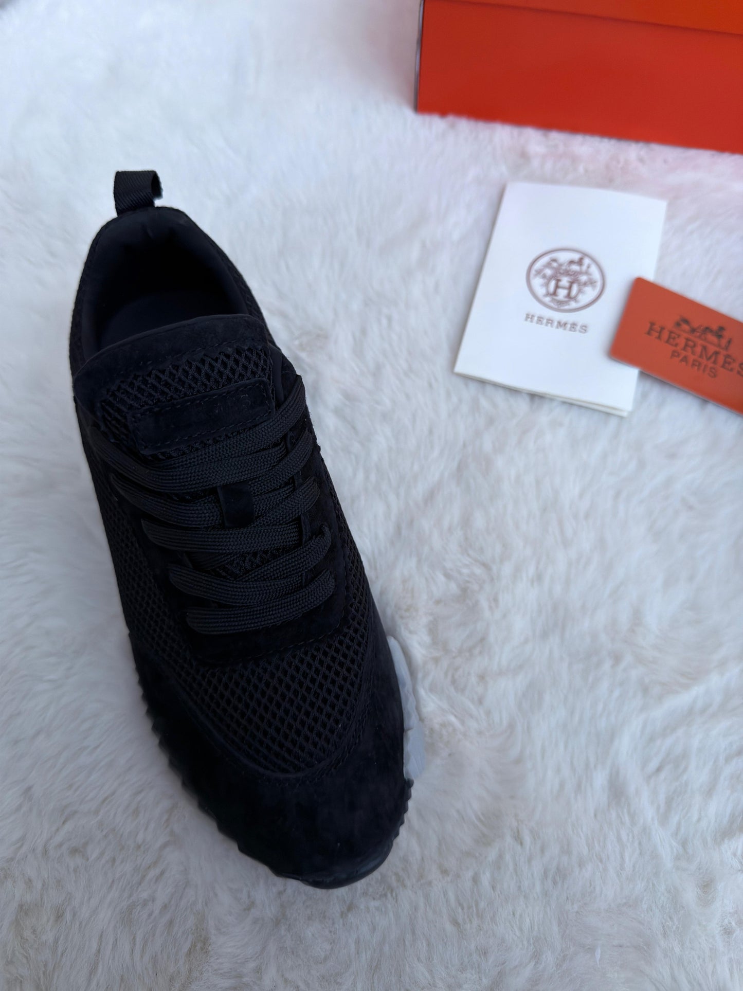 Hermes negra detalles blancos