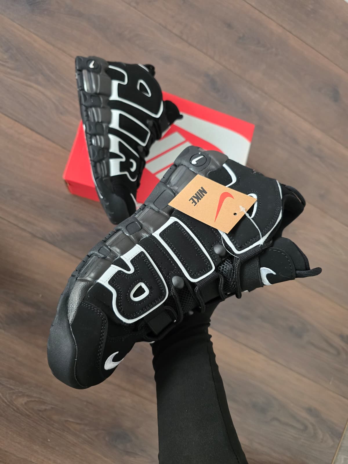 Uptempo negra logo blanco