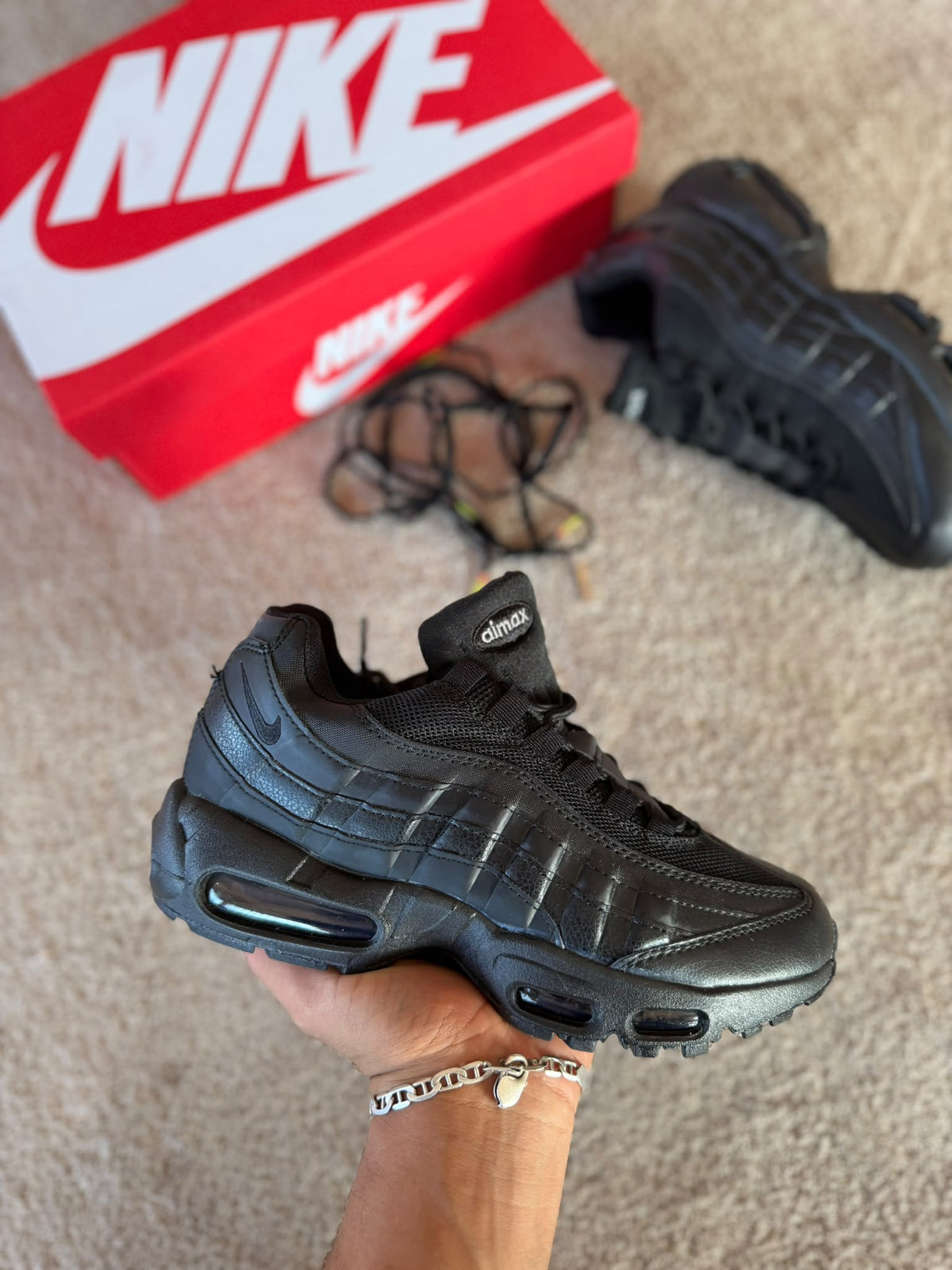 Air max 95 negras logo blanco