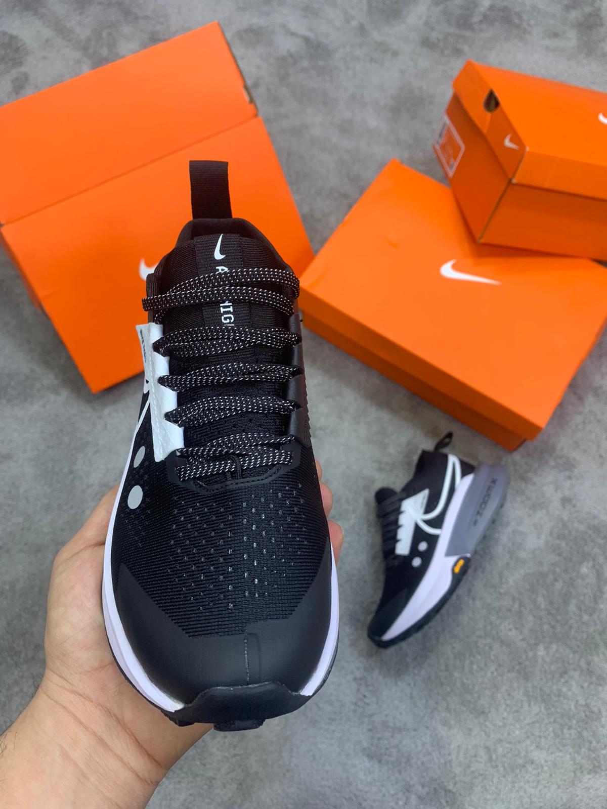 Nike ZoomX Zegama Trail 2 negra logo blanco detalles grises