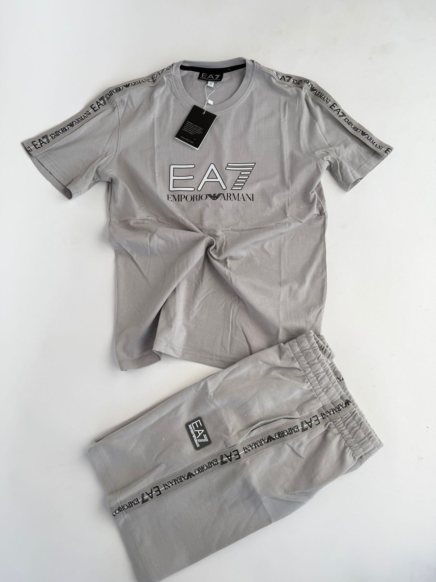 Conjunto corto armani gris logo blanco contorno negro