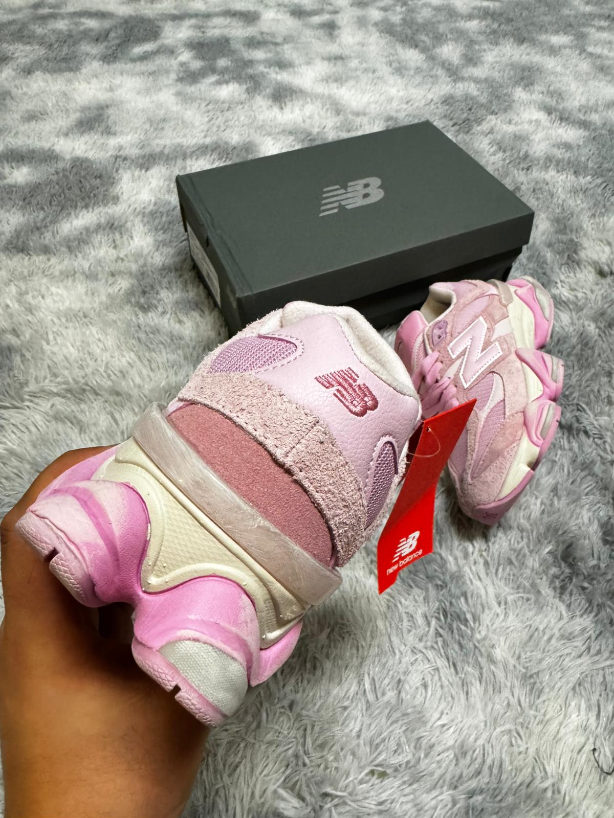 New Balance 9060 rosas detalles crema