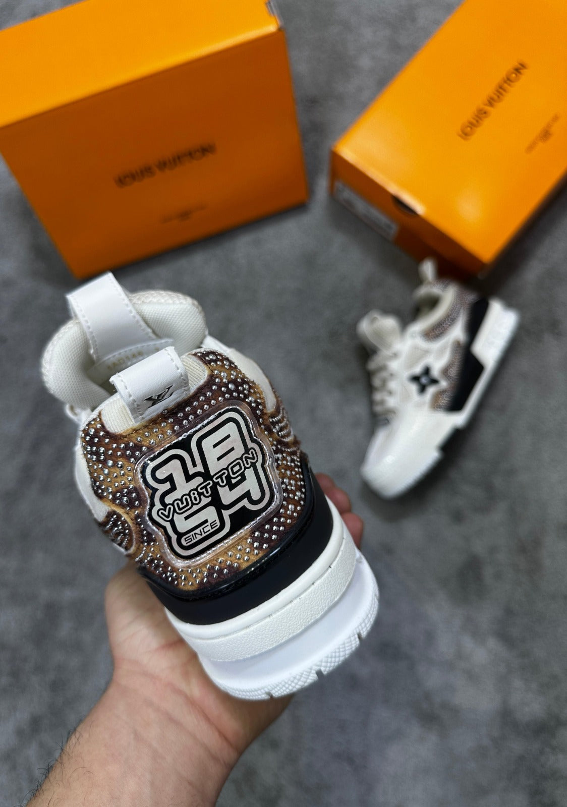 LV skate blancas logo negro detalles marrones