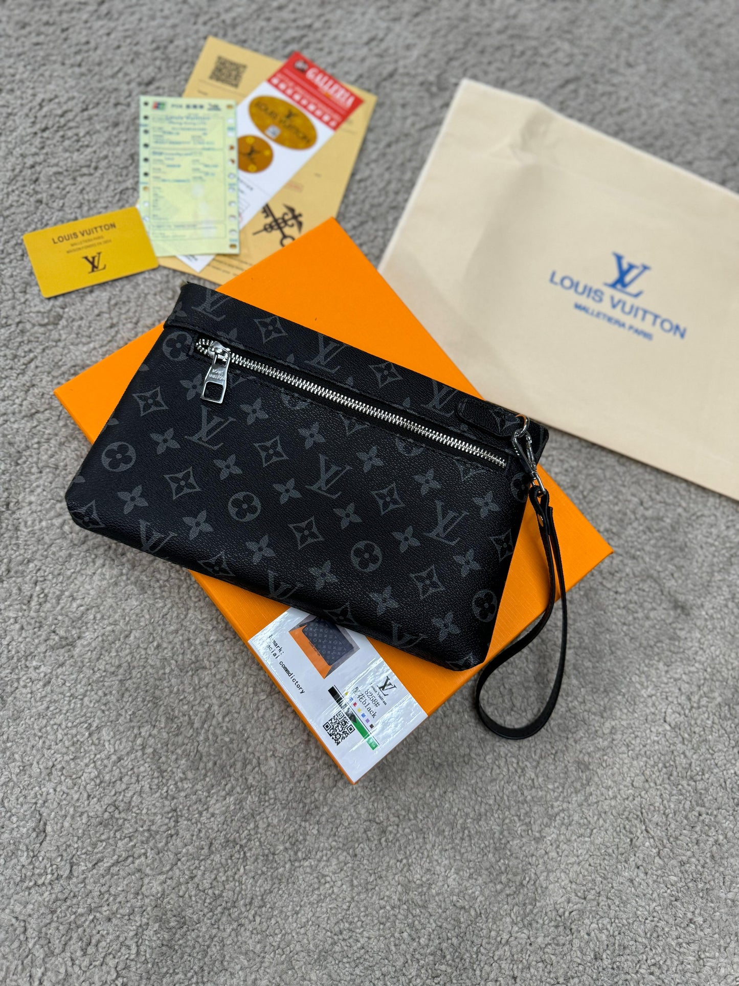 Bolso de mano LV negro logos grises en grande