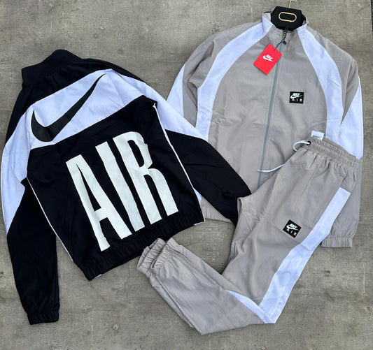 Chandal nike beige y blanco logo negro y blanco