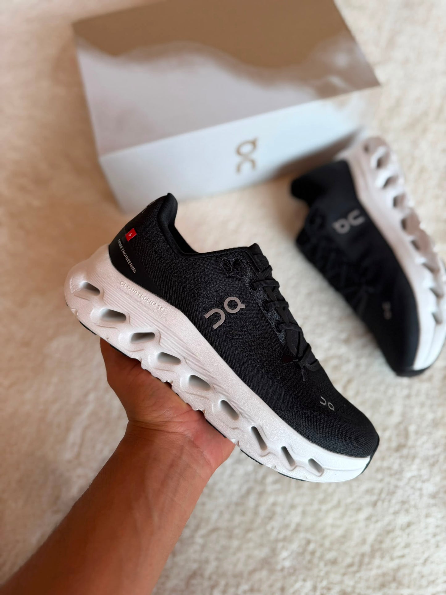 Zapatillas On Running CLOUDTILT negras logo gris detalles blancos