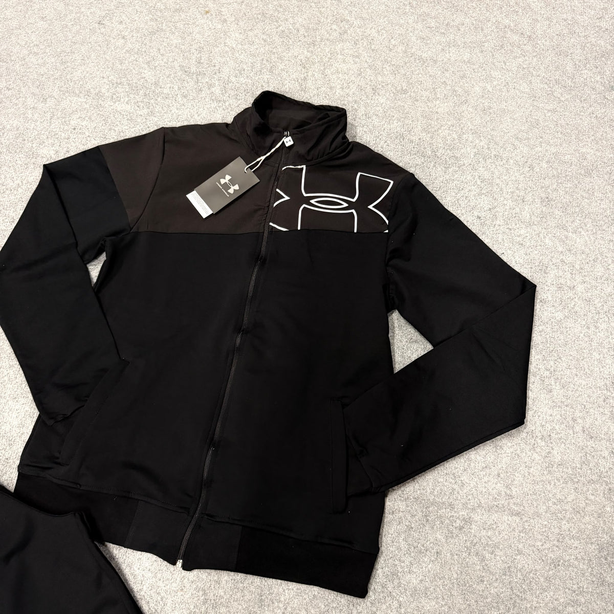 Chandal under armour negro y marron logo blanco