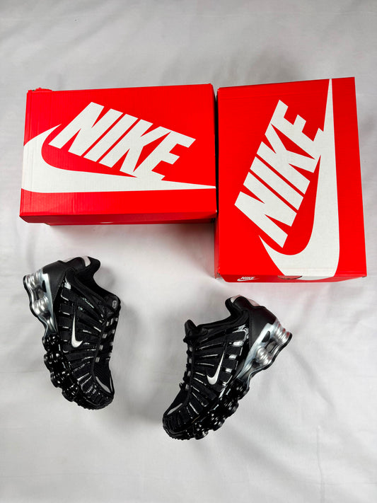 Shox negras logo plateado