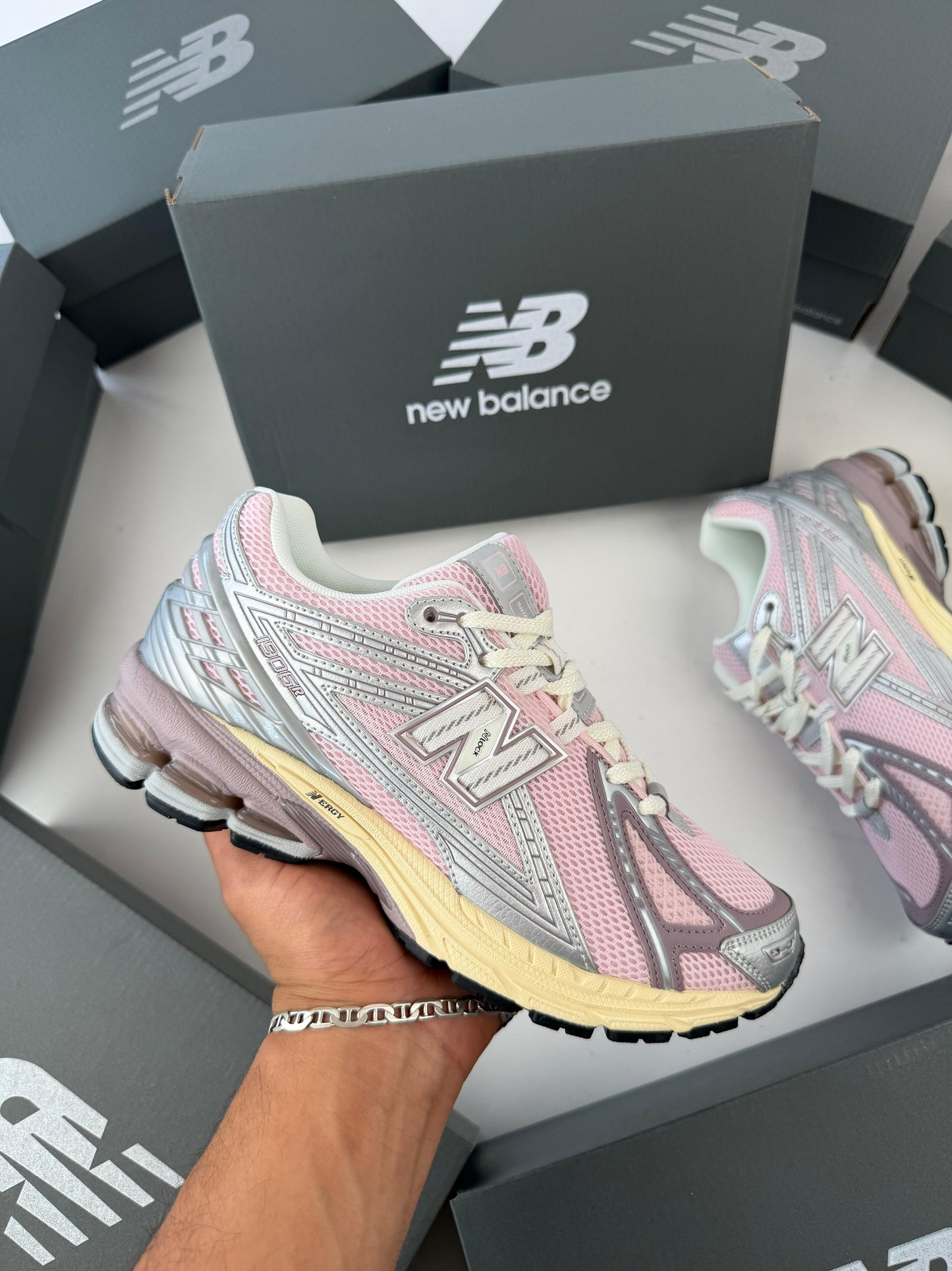New Balance 1906R rosas logo blanco detalles grises