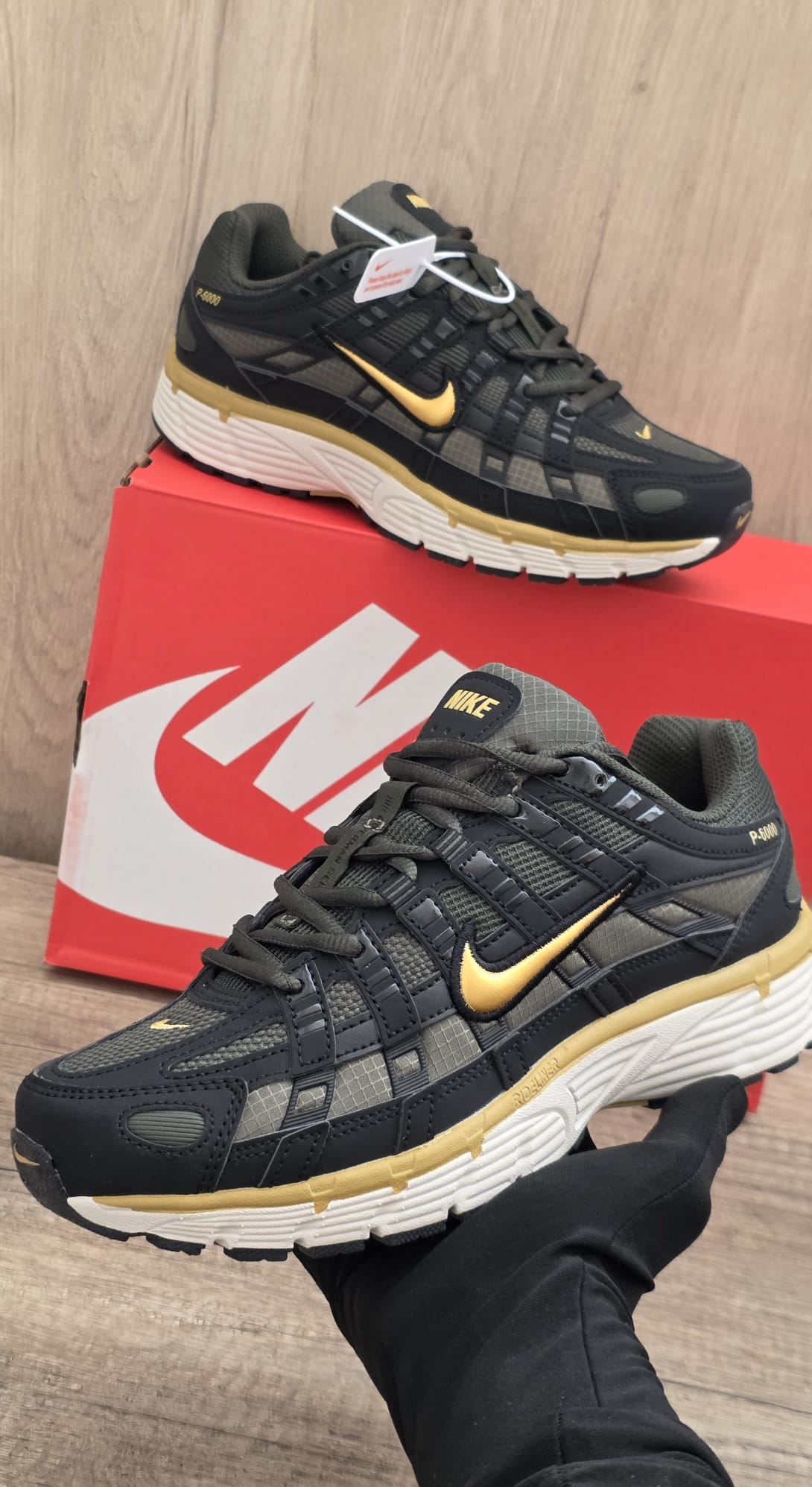 Nike p-6000 negra verde logo oro