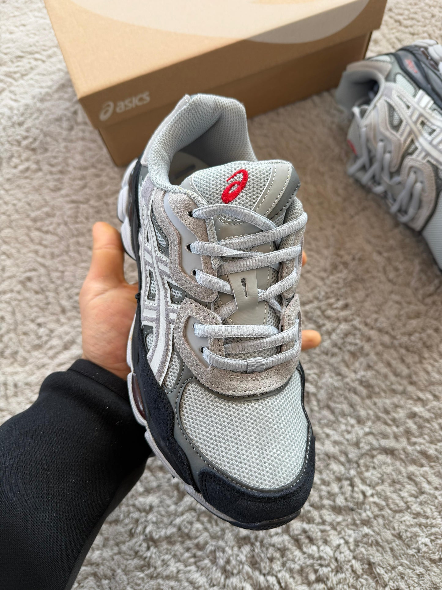 ASICS GEL-NYC grises logo rojo detalles negros