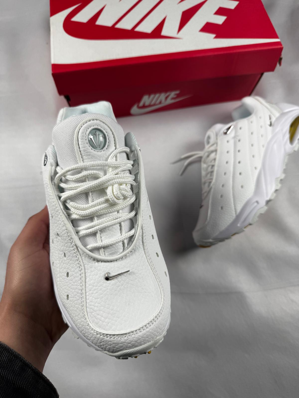 Nike nocta blanco logo plateado detalles dorados