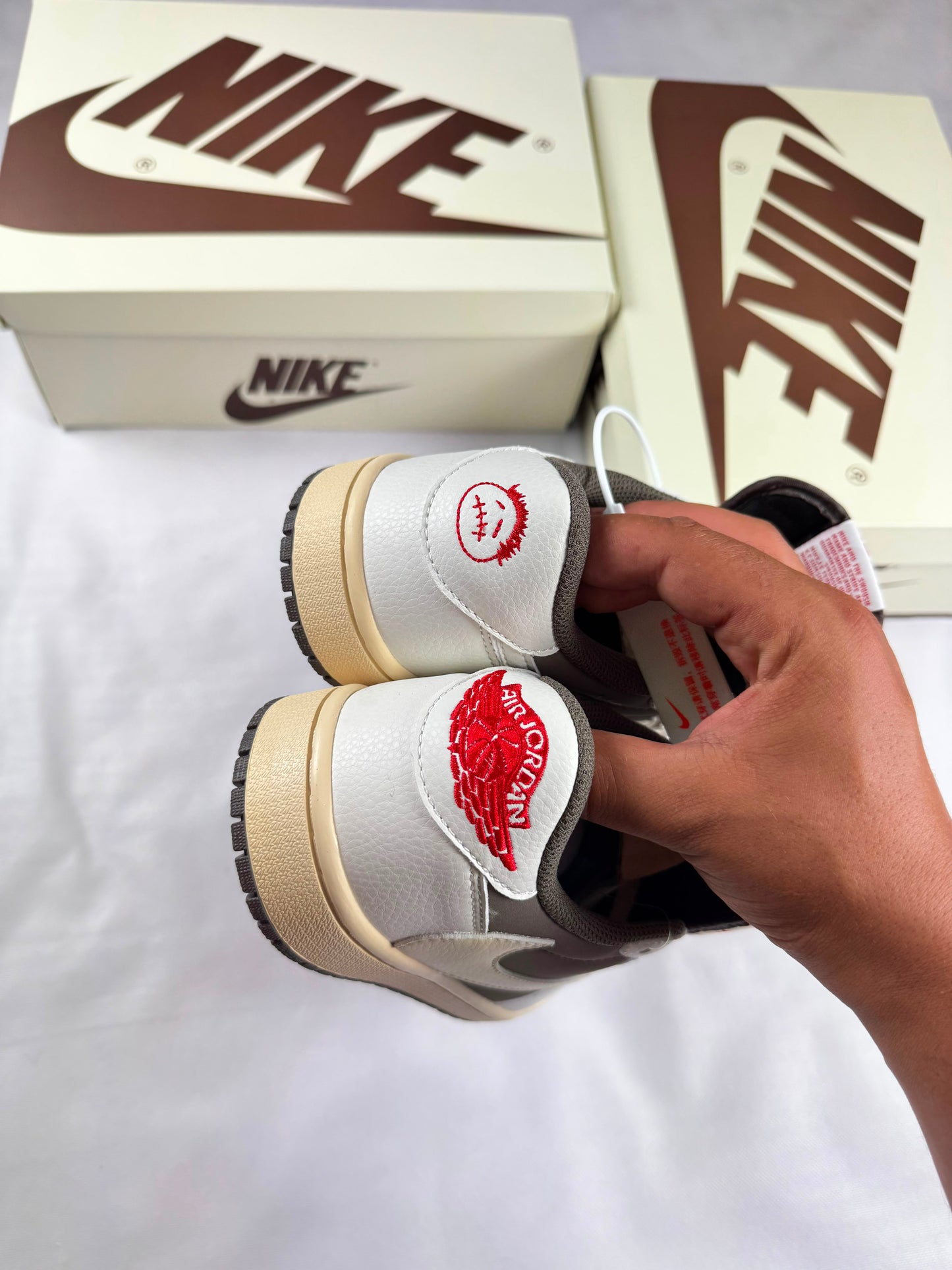 Air Jordan Low x Travis Scott blancas y marrones logo crema