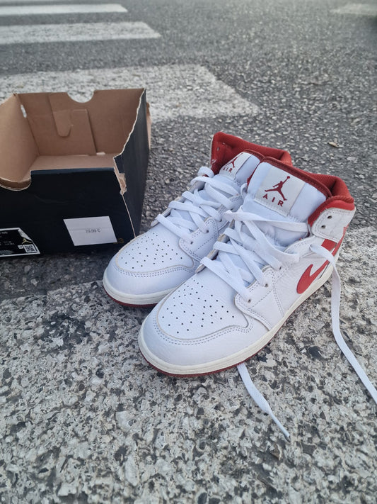 Air jordan 1 blancas logo rojo