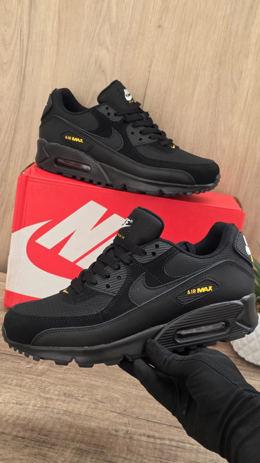 Air max 90 negra logo air max oro
