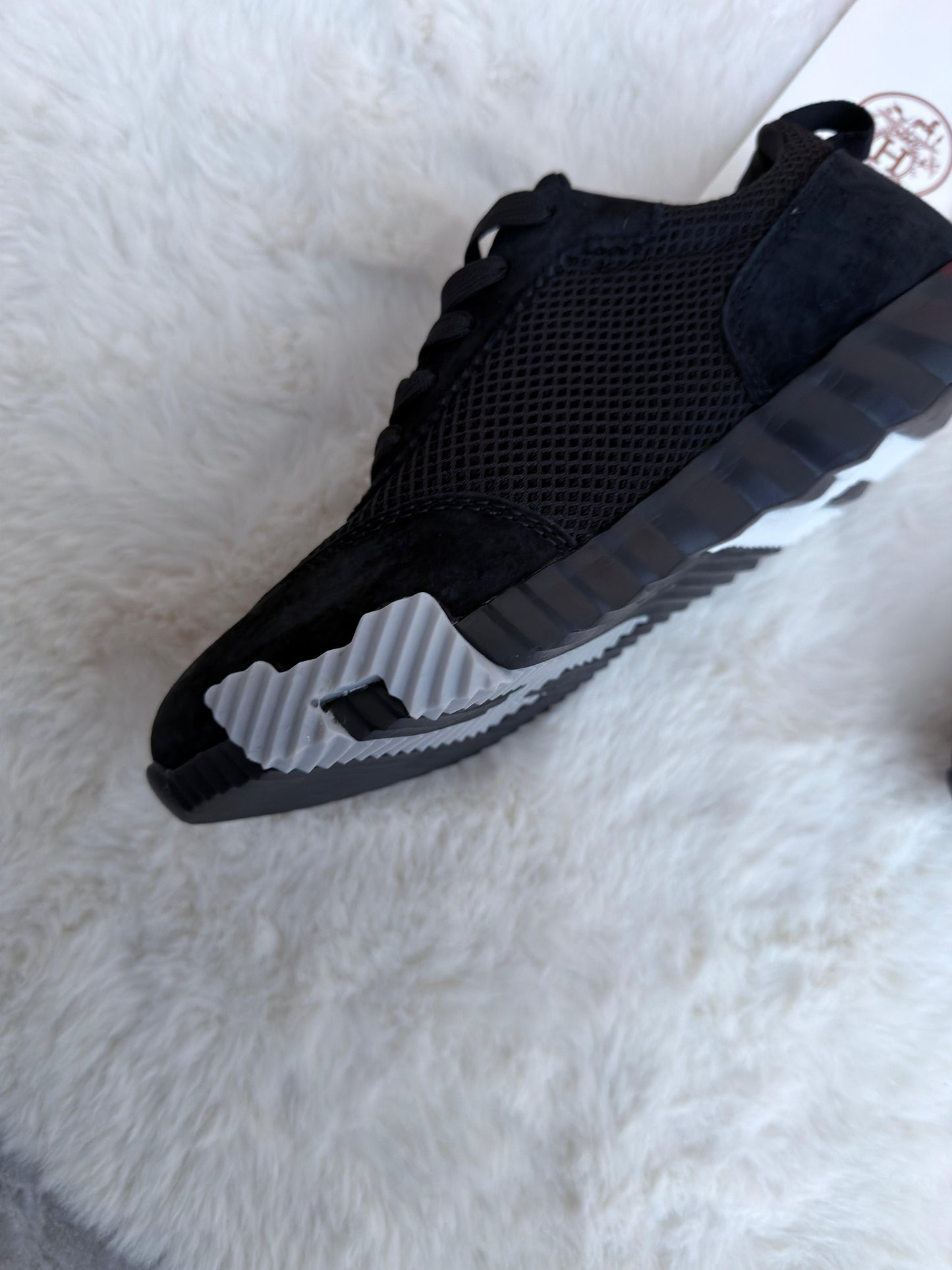 Hermes negra detalles blancos