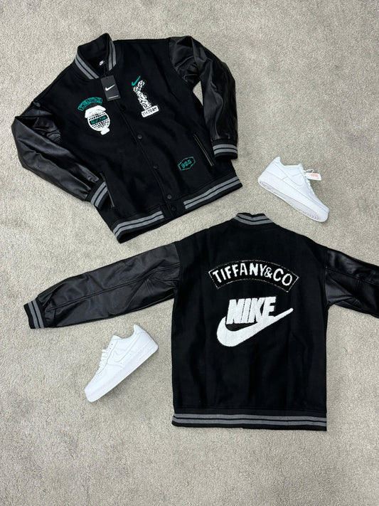 CHAQUETA NIKE X TIFFANY NEGRA DETALLES AZLES Y BLANCOS