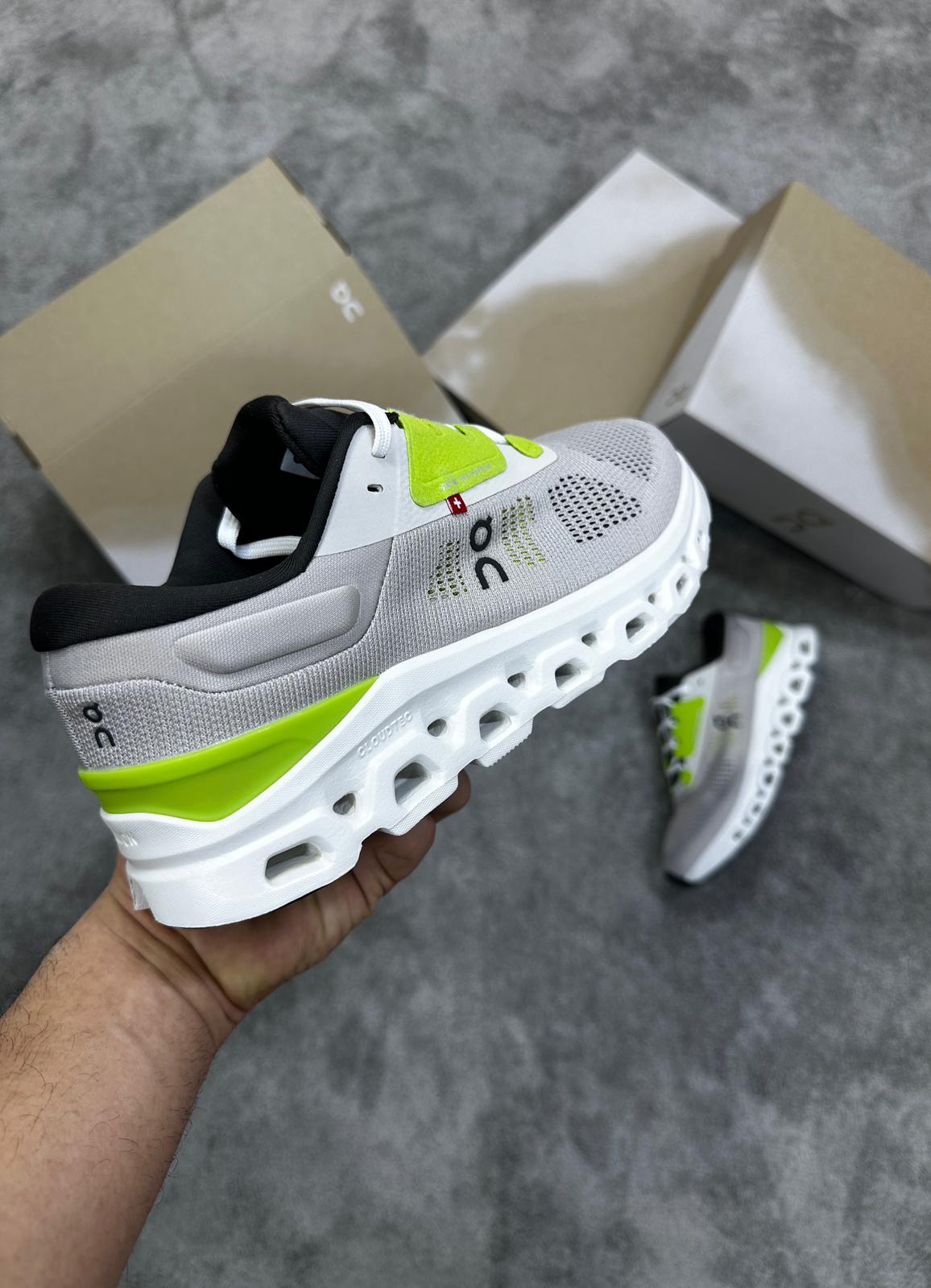 On Cloudmonster grises logo negro detalles verdes