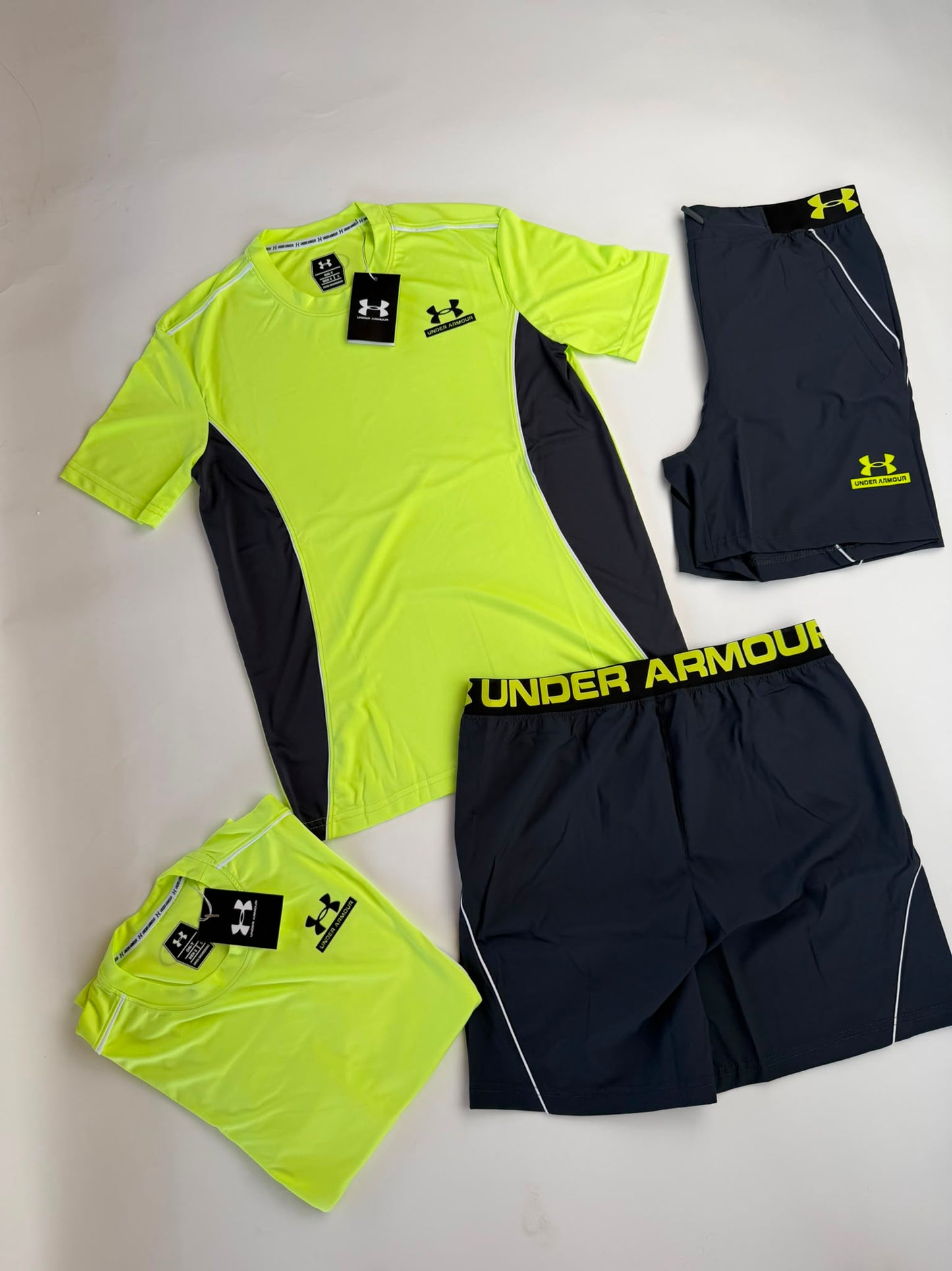 Conjunto corto under armour amarillo logo negro detalles negros