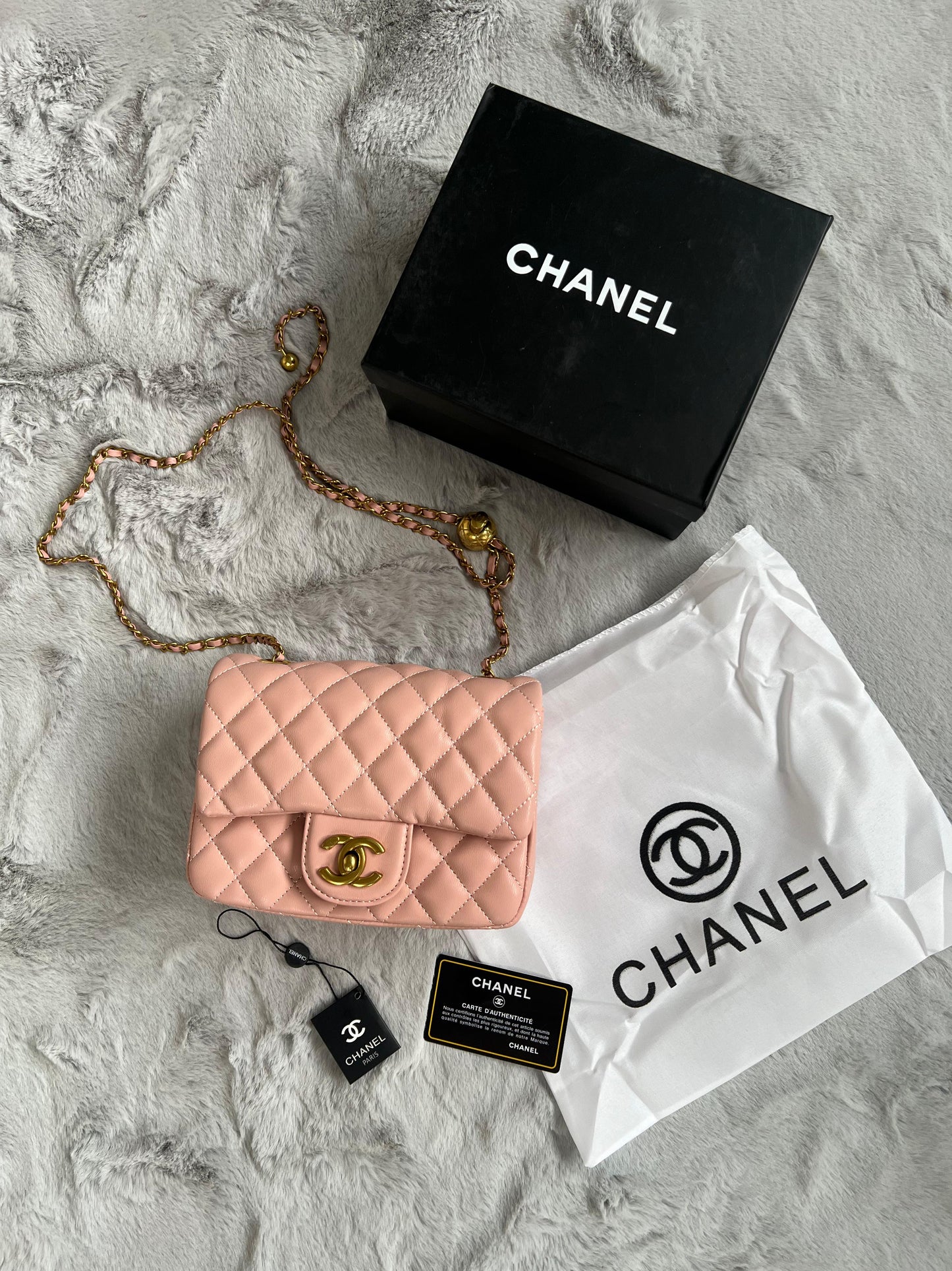 Bolso chanel rosa logo dorado