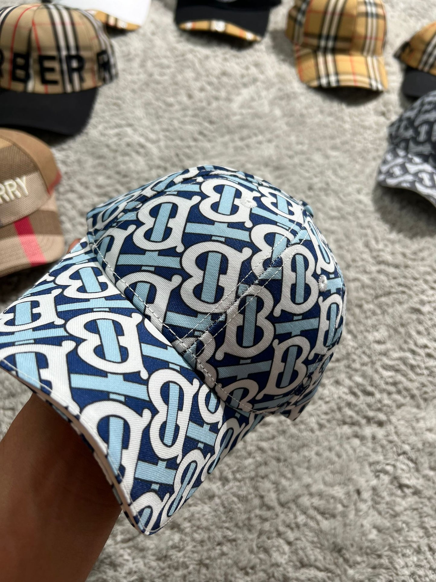 Gorra Burberry G5 azul y blanca