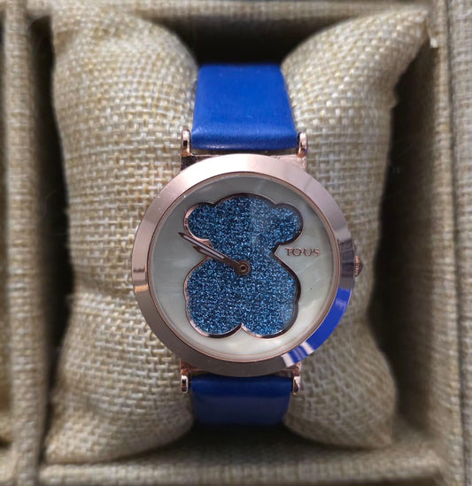 Reloj tous rosa logo azul detalles blancos