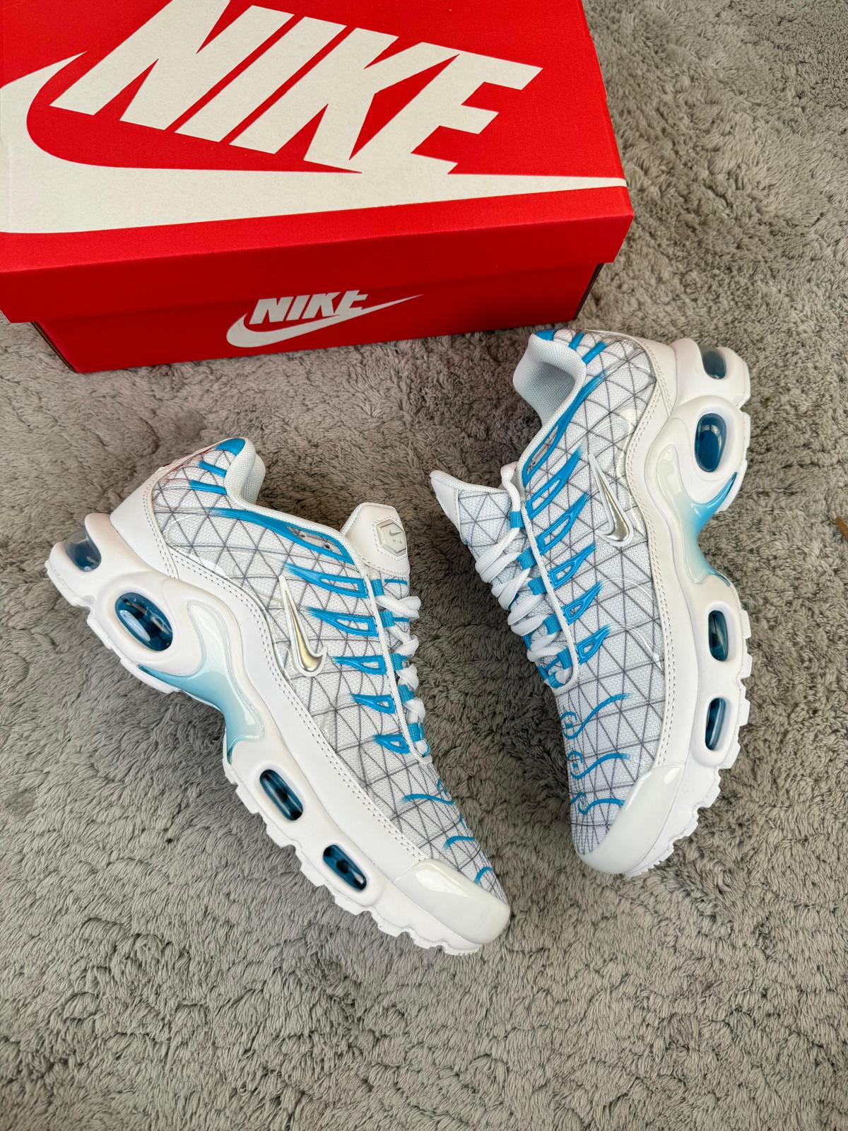 Tn blancas logo plateado detalles azules