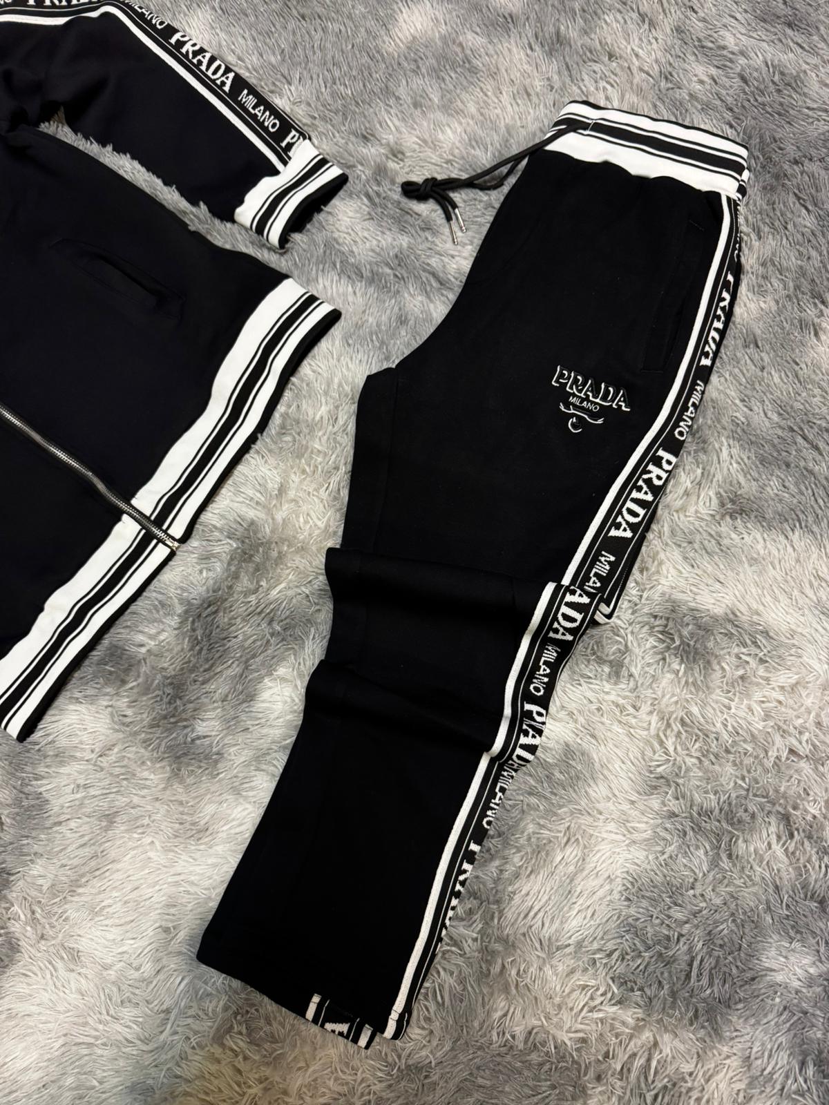 Chandal Prada negro logo blanco detalles laterales