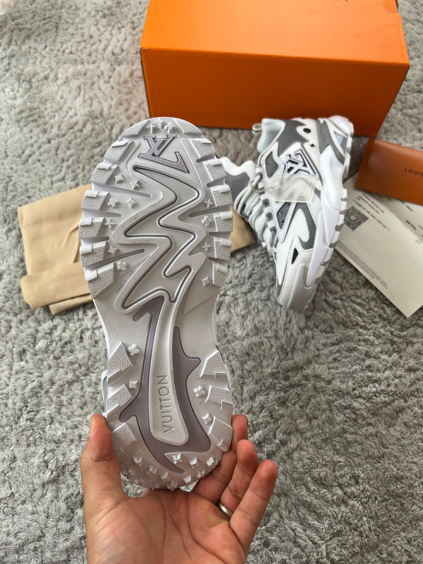 LOUIS VUITTON Runner TATIC blanca y gris