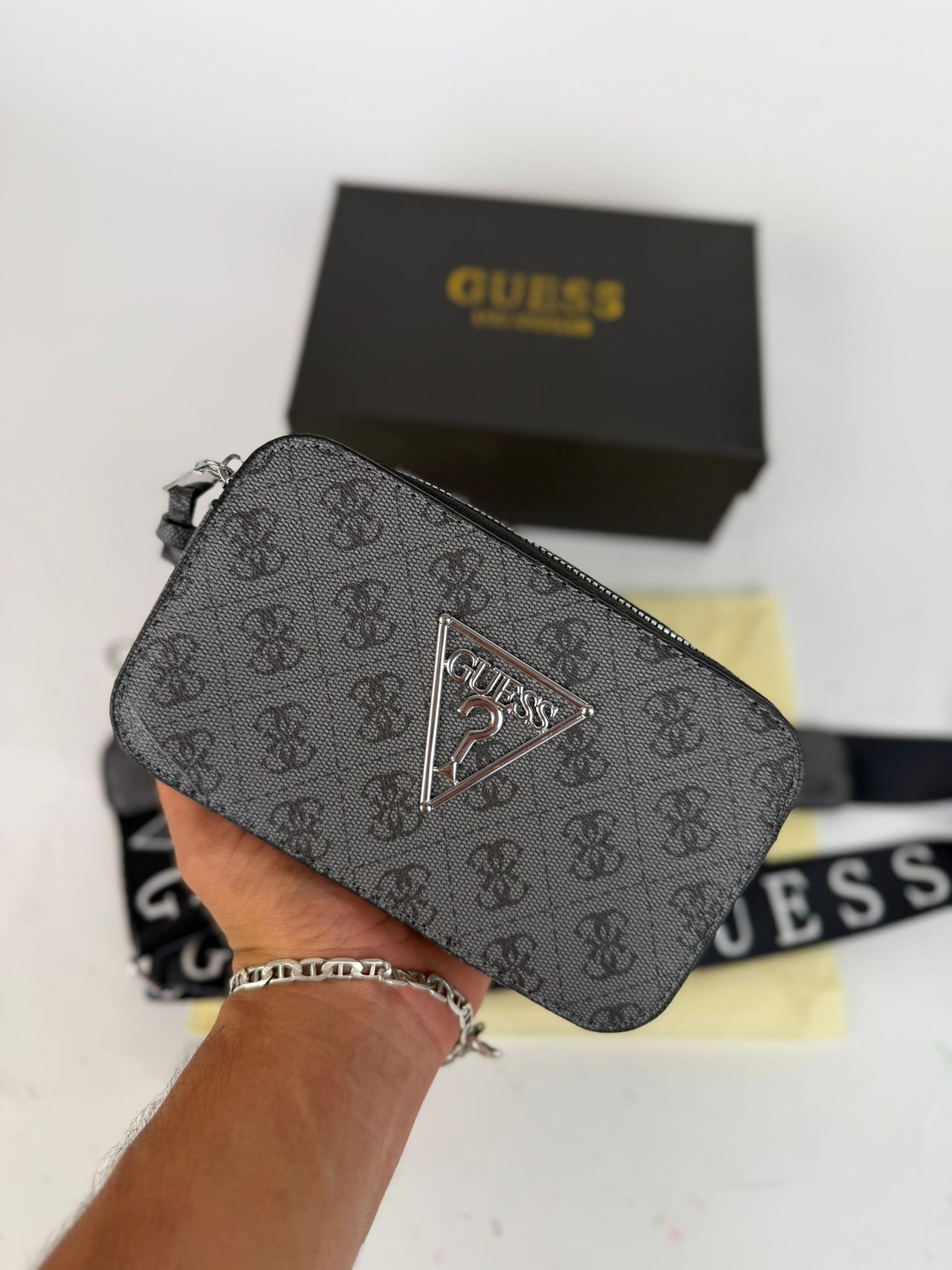 Bolso Guess gris y negro logo gris