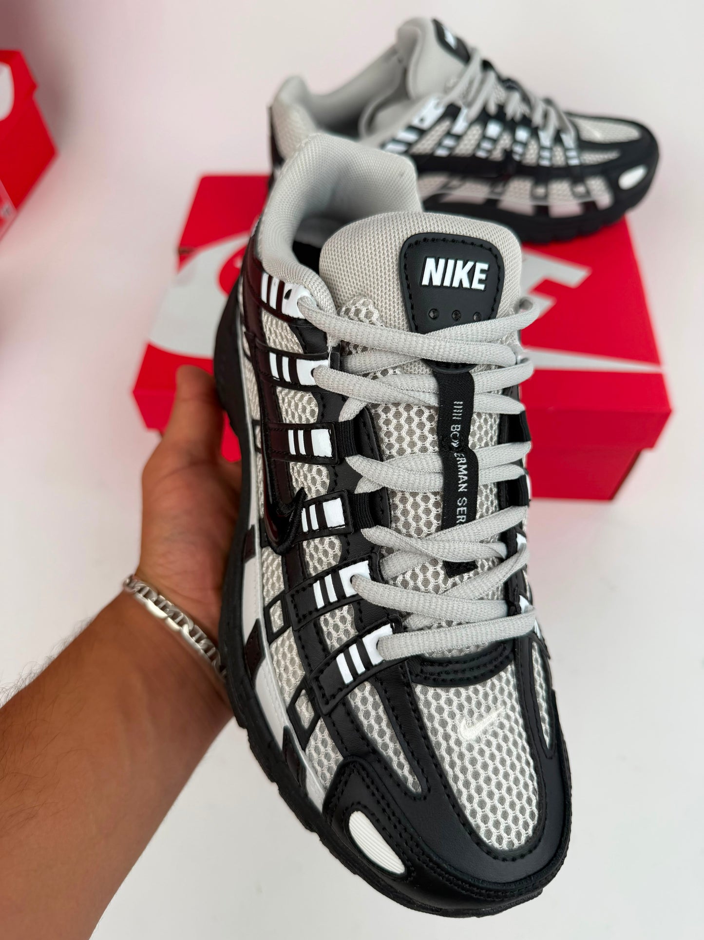Nike P-6000 negras y grises logo negro