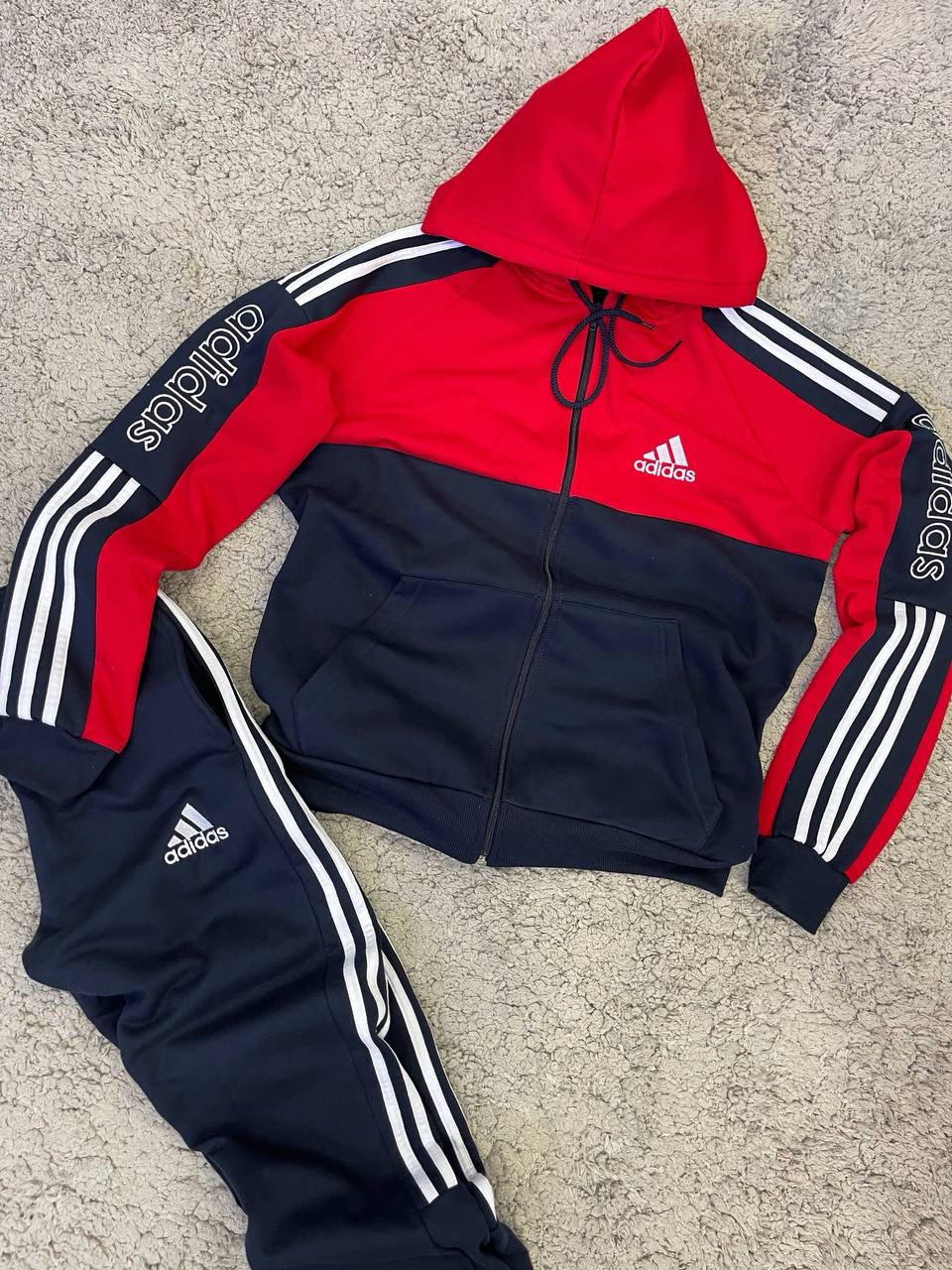 CHANDAL ADIDAS AZUL Y ROJO LOGO BLANCO