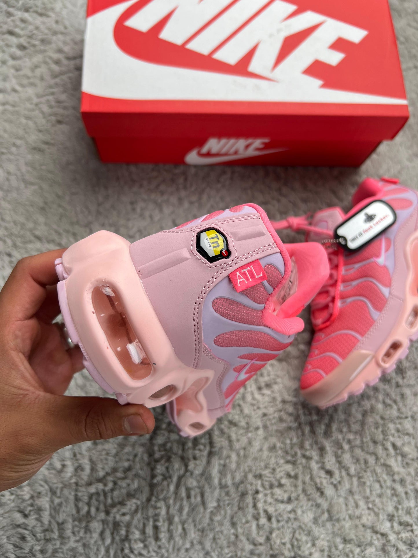 Nike tn rosa logo blanco contorno rosa